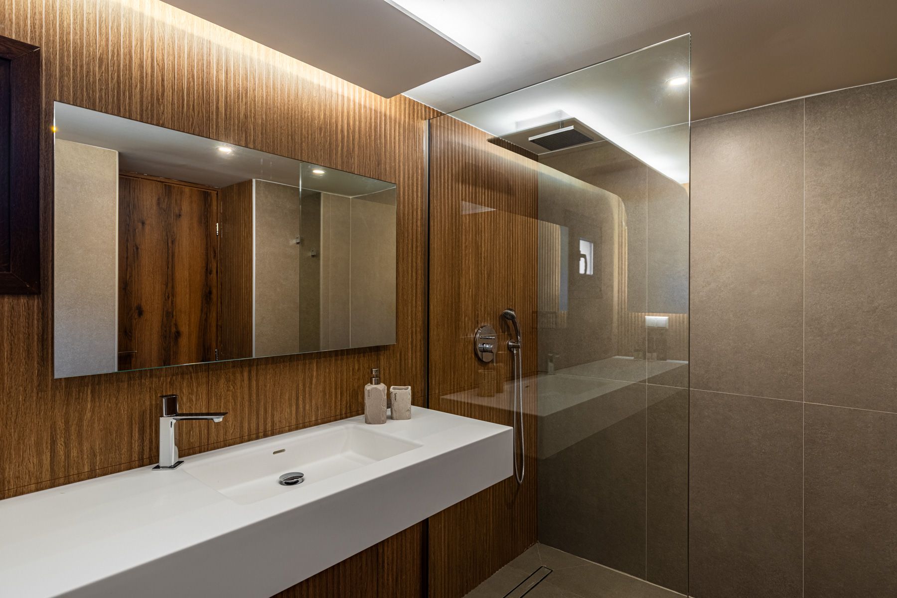 The vanity and shower screen in Asteroessa's bathroom