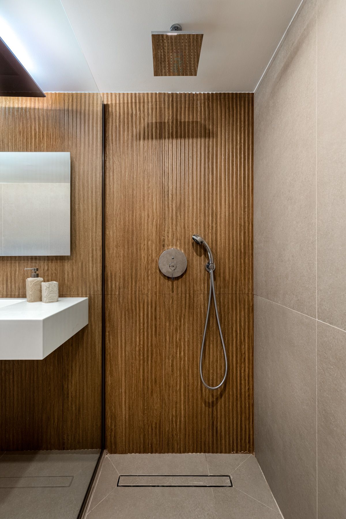 The walk-in rain shower in Asteroessa, behind a wall of fluted oak